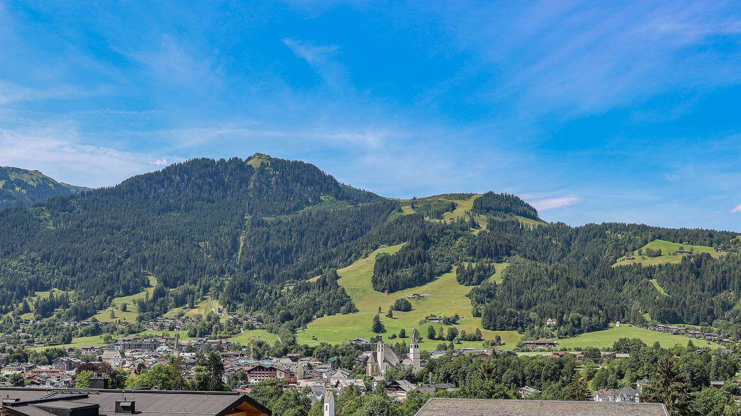 Dachgeschosswohnung with panoramic view and bespoke woodwork