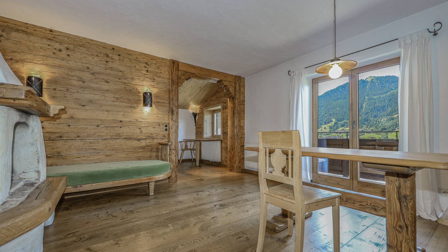 Dachgeschosswohnung with panoramic view and bespoke woodwork