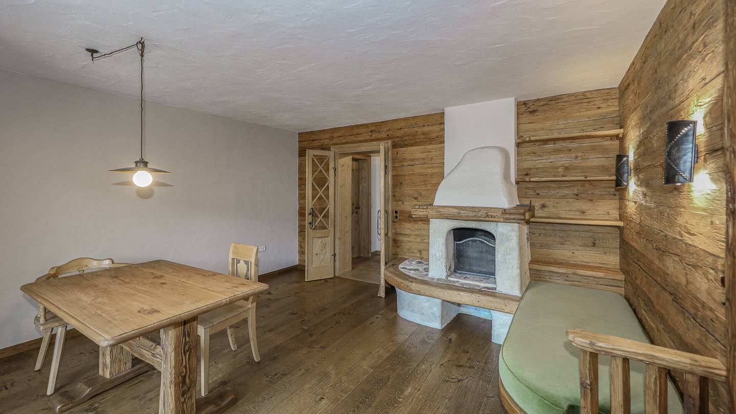Dachgeschosswohnung with panoramic view and bespoke woodwork