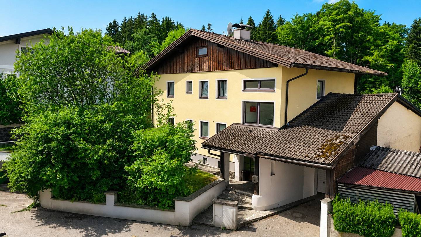 BESTENS VERMIETETES ZWEIFAMILIENHAUS MIT ZUKUNFTSPOTENZIAL IN SCHÖNGUMPRECHTING