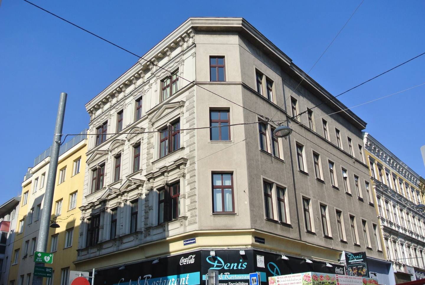 DIRECT at Brunnenmarkt Cool old building apartment with charm and potential High rooms