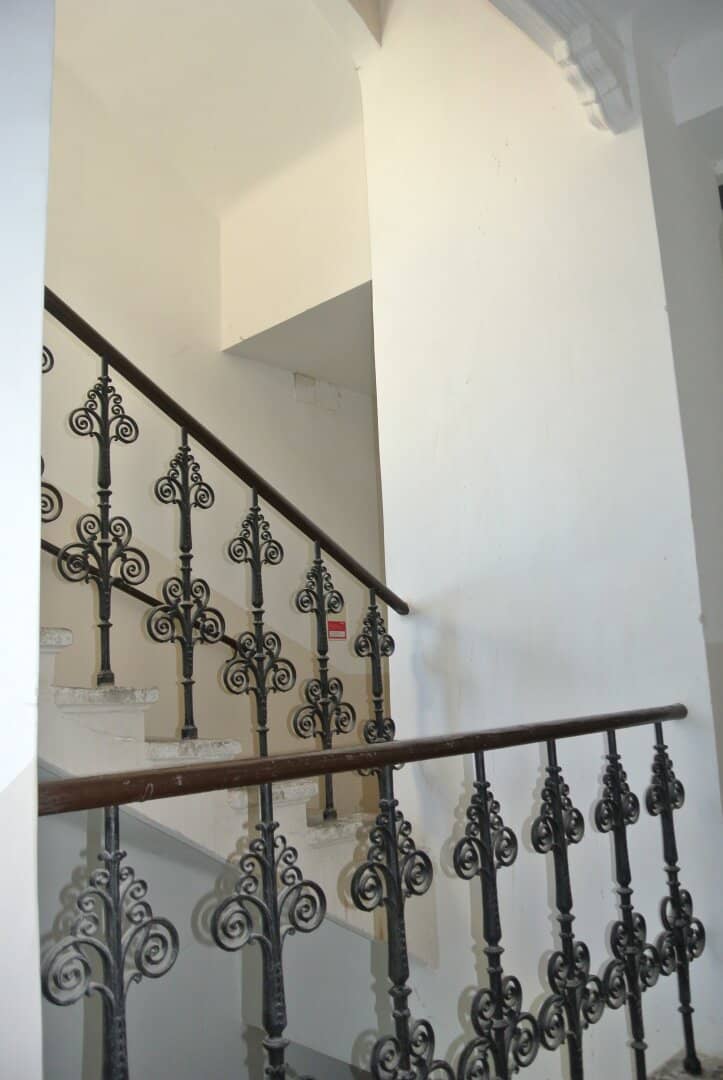 DIRECT at Brunnenmarkt Cool old building apartment with charm and potential High rooms