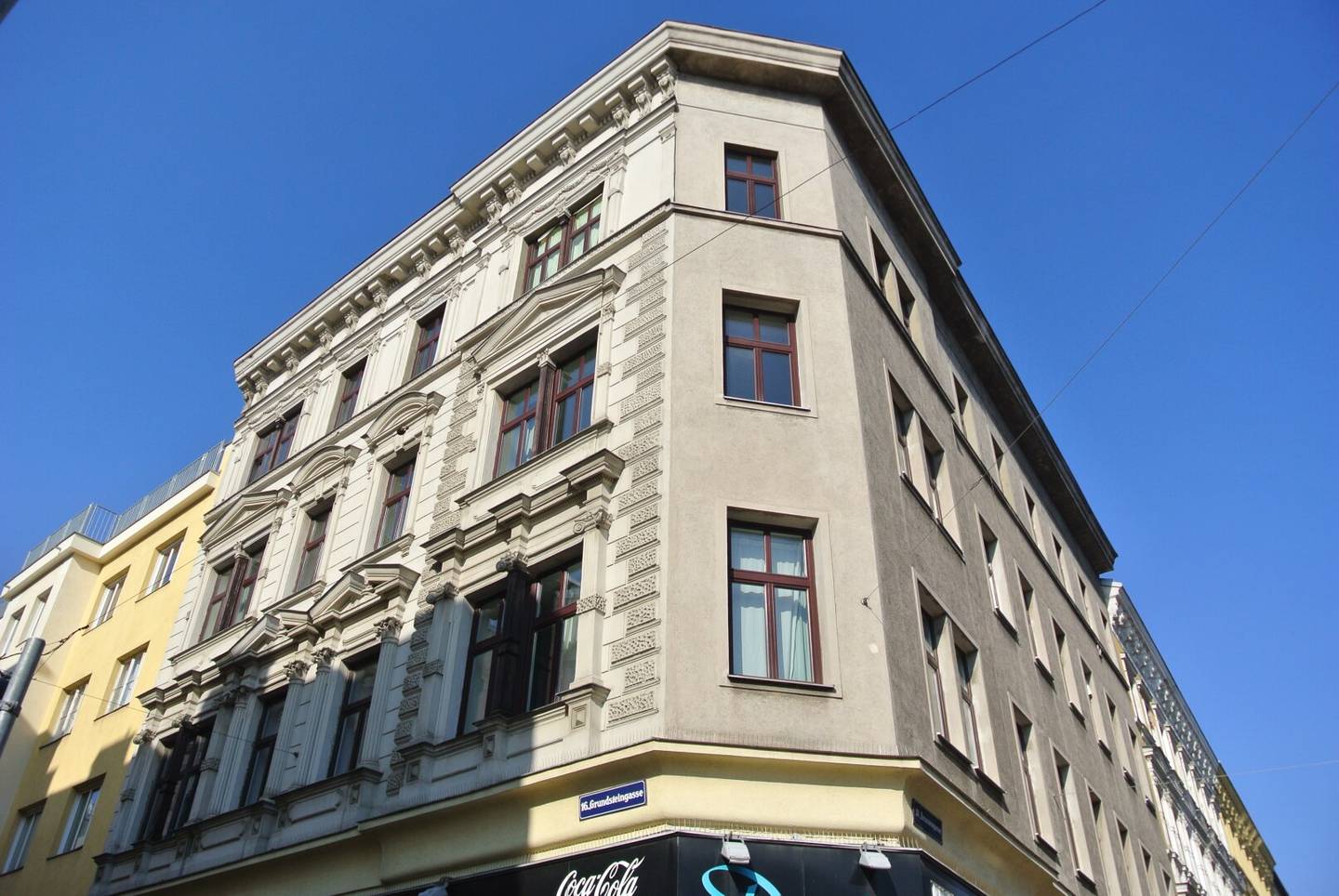 DIRECT at Brunnenmarkt Cool old building apartment with charm and potential High rooms
