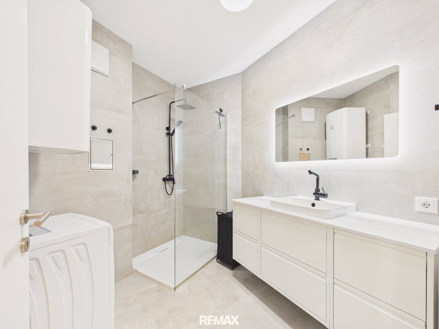 URBAN LIVING IN BRUCK | 65 m², 2 ROOMS &amp; UNDERGROUND GARAGE SPACE