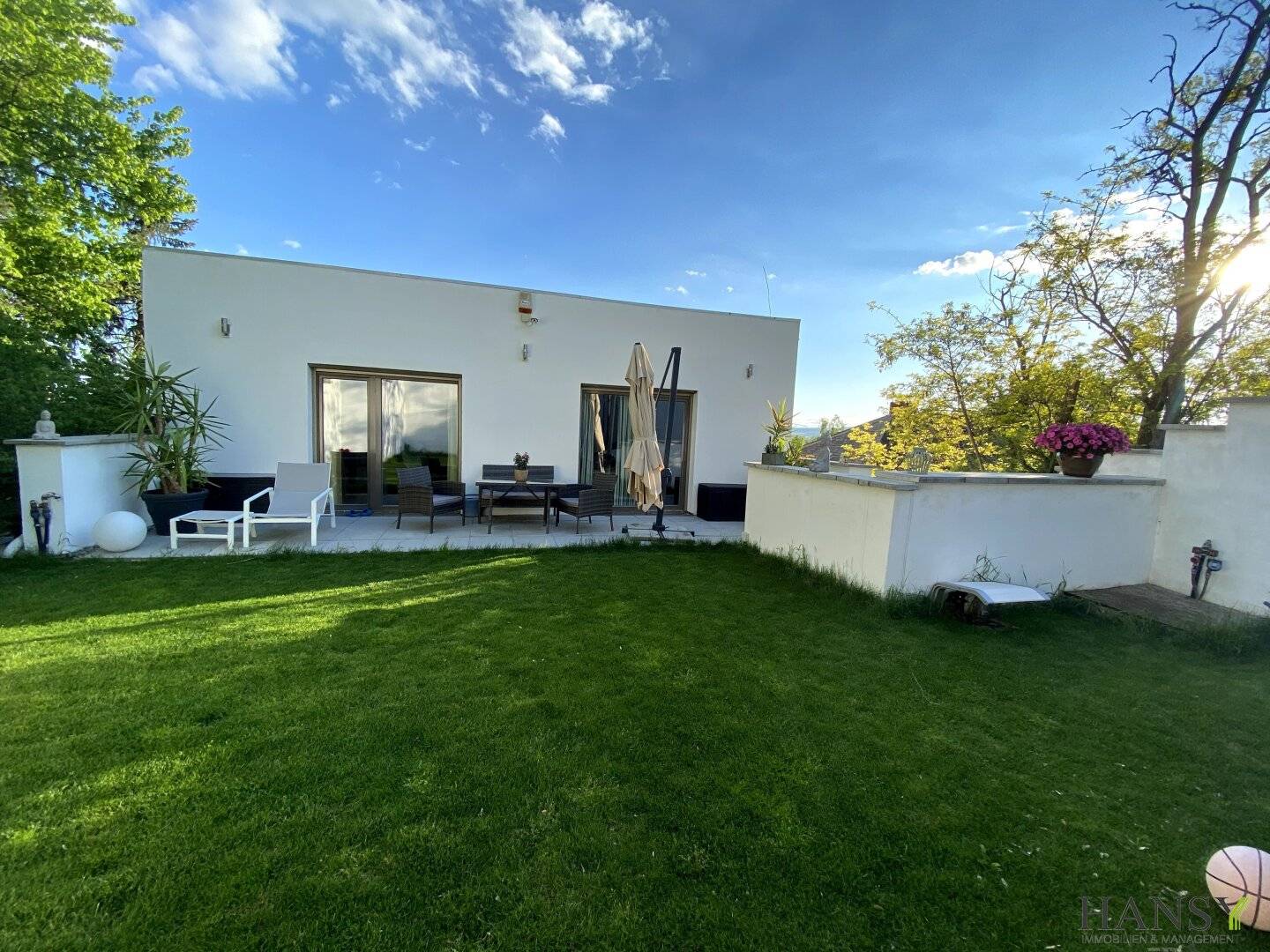 Neuwertiges Mehrfamilienhaus in Neusiedl am See – 20 Zimmer, Garten, Garage, Top Ausstattung!