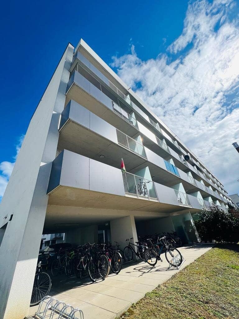 PROVISIONSFREIE 2 Zimmer-Balkonwohnung mit separater Küche nähe Stadion mit großer Terrasse und Parkplatz