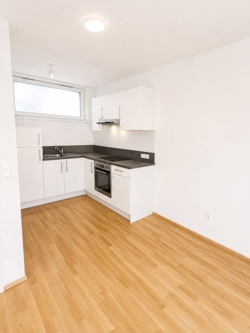 PROVISIONSFREIE 2 Zimmer-Balkonwohnung mit separater Küche nähe Stadion mit großer Terrasse und Parkplatz
