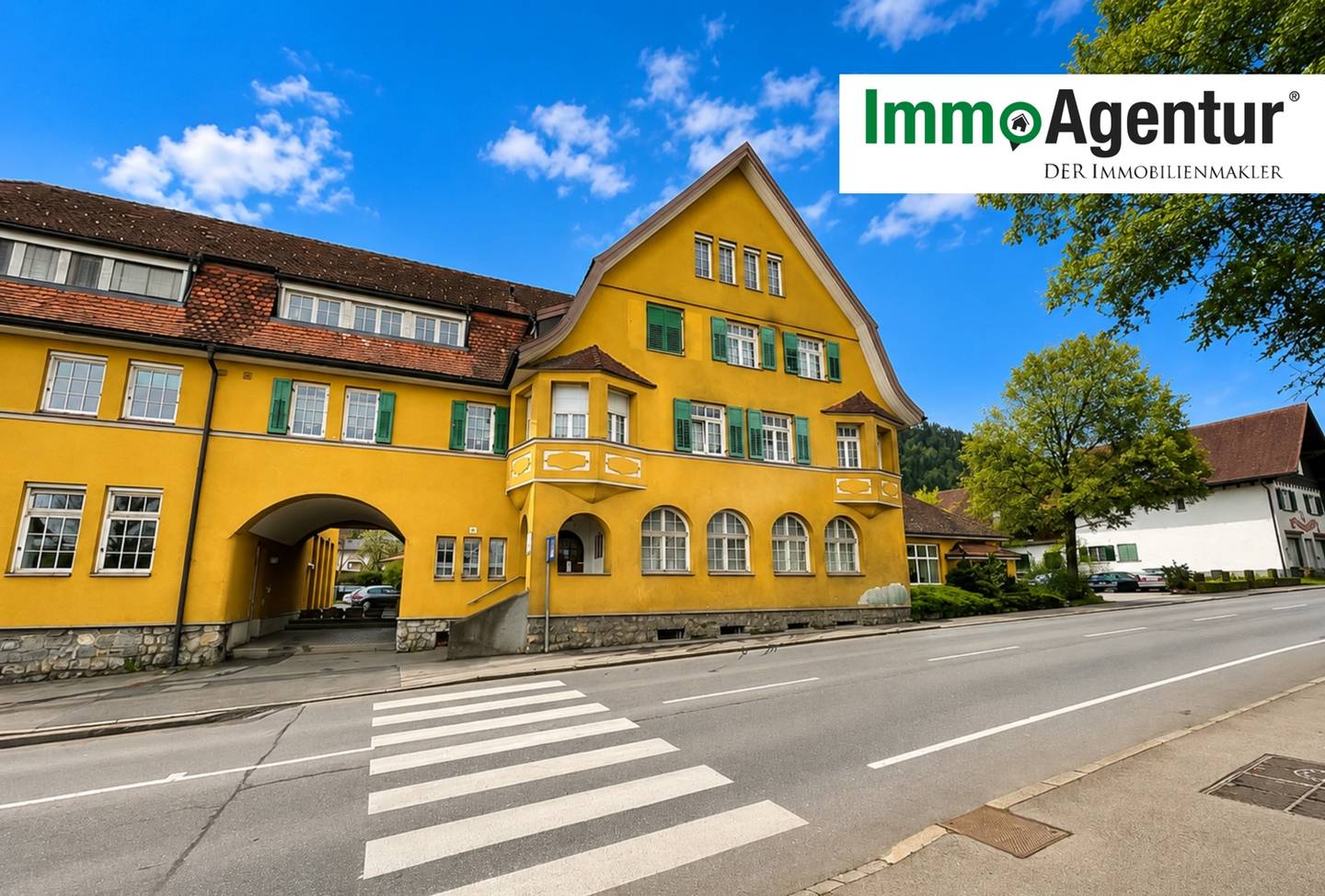 Central apartment with shared garden and parking