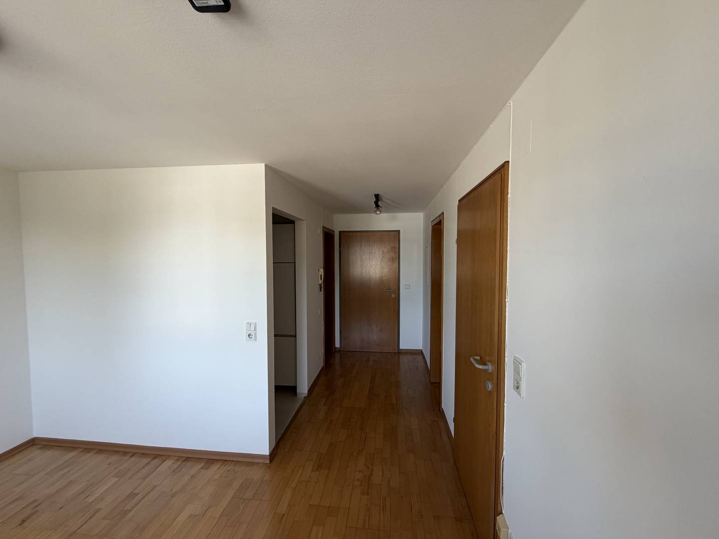 Central apartment with shared garden and parking