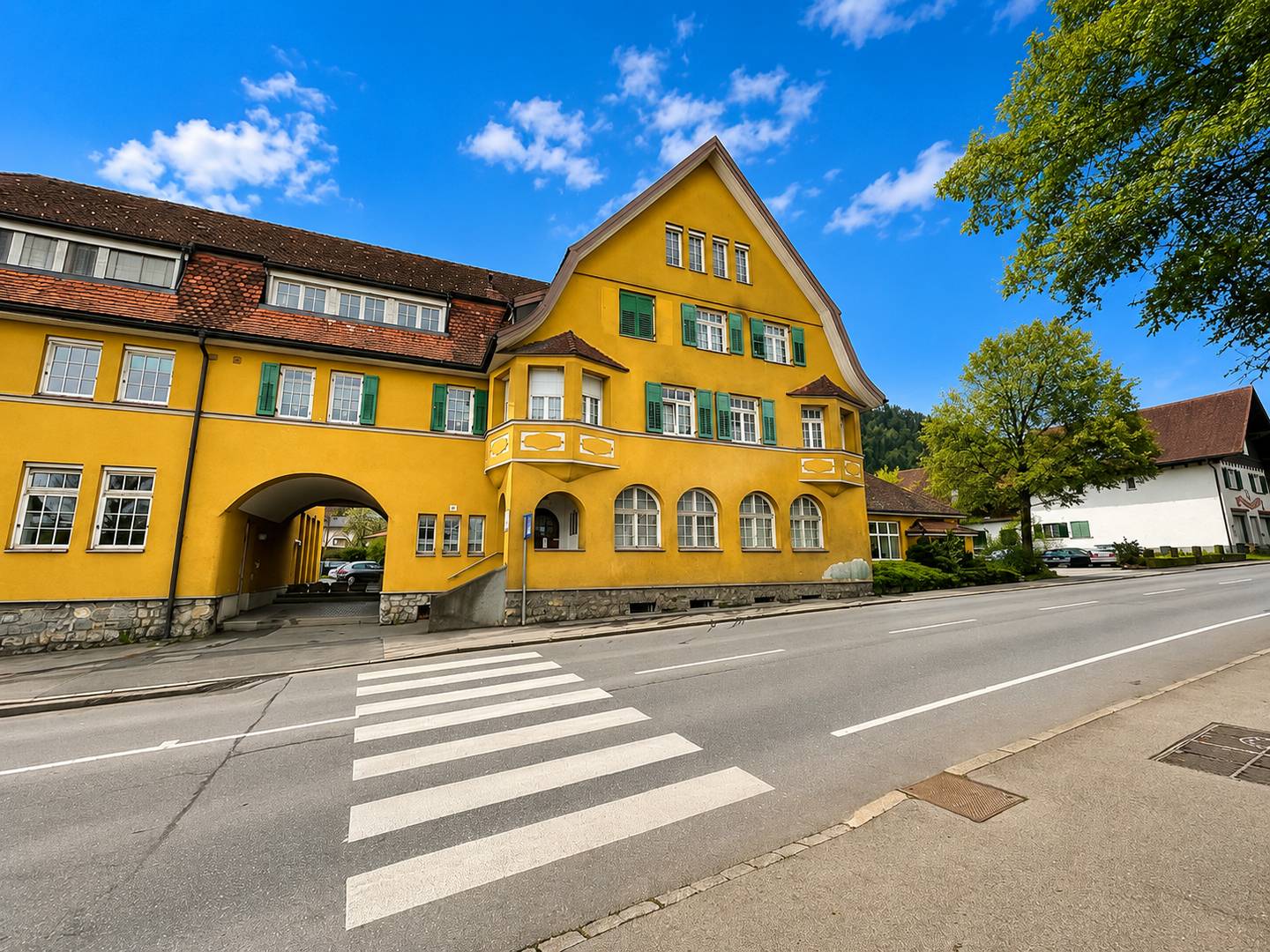 Central apartment with shared garden and parking