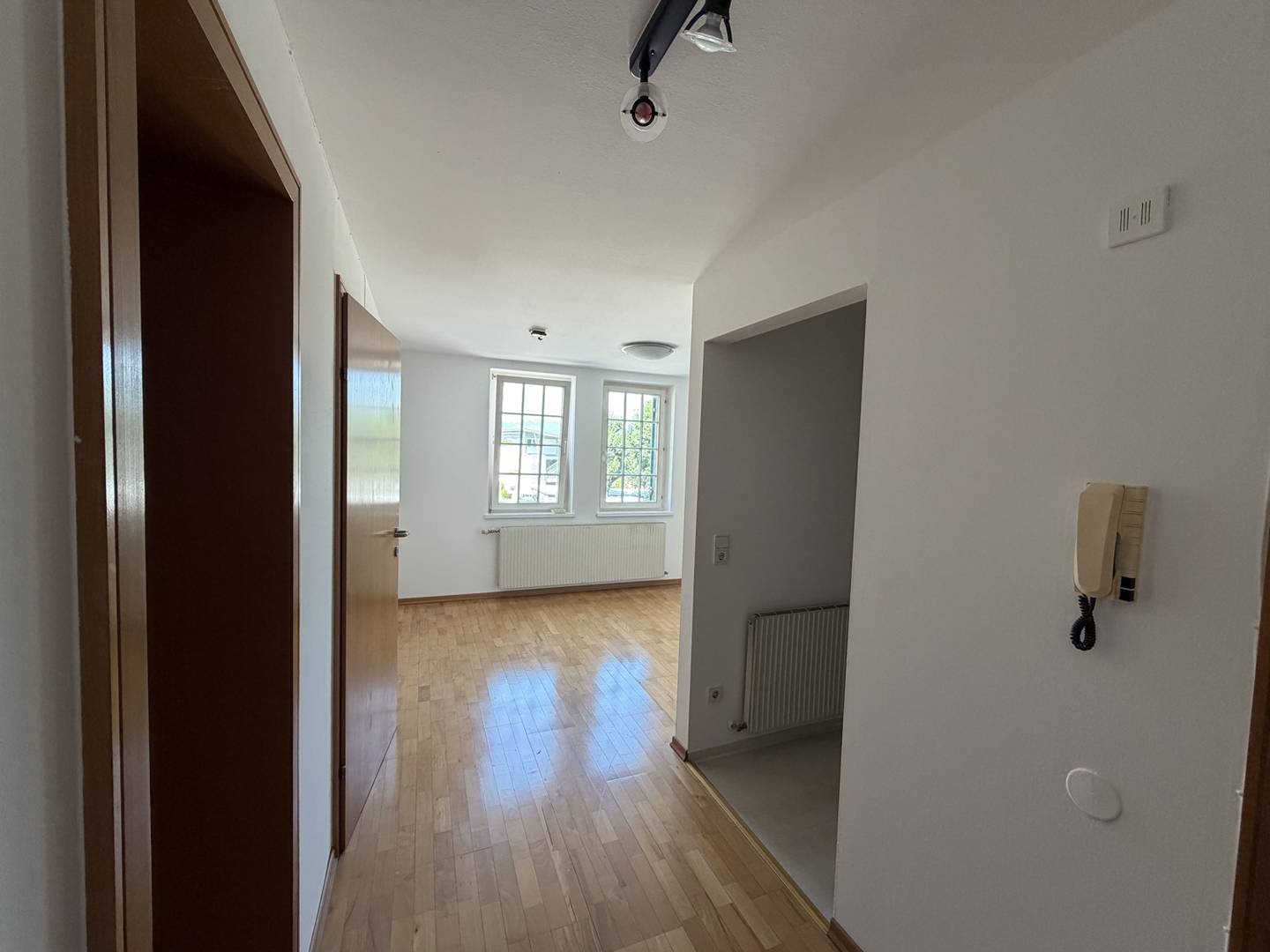 Central apartment with shared garden and parking