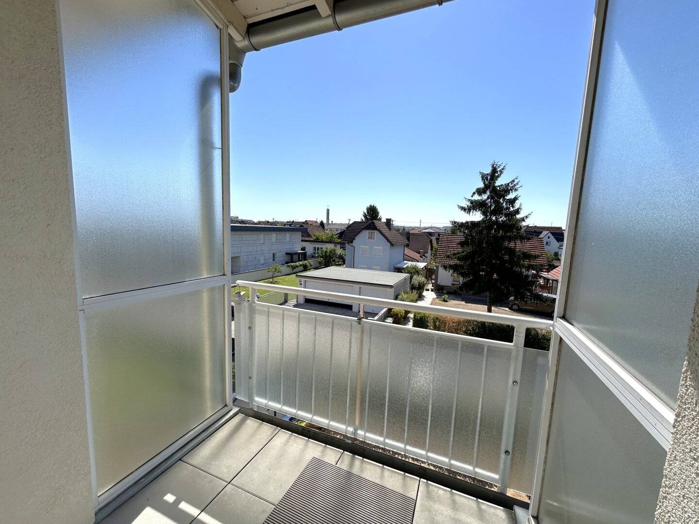 Very nice condominium with loggia and underground garage in Traun