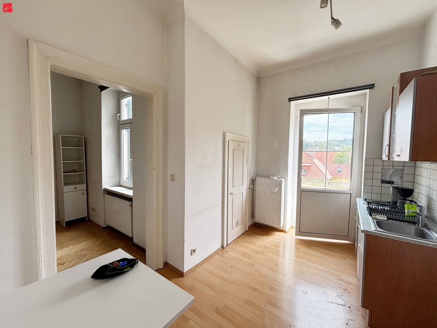 Bright and Quiet Old Building Residential Hit in Top Location