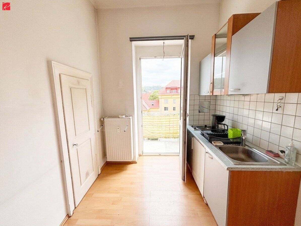Bright and Quiet Old Building Residential Hit in Top Location