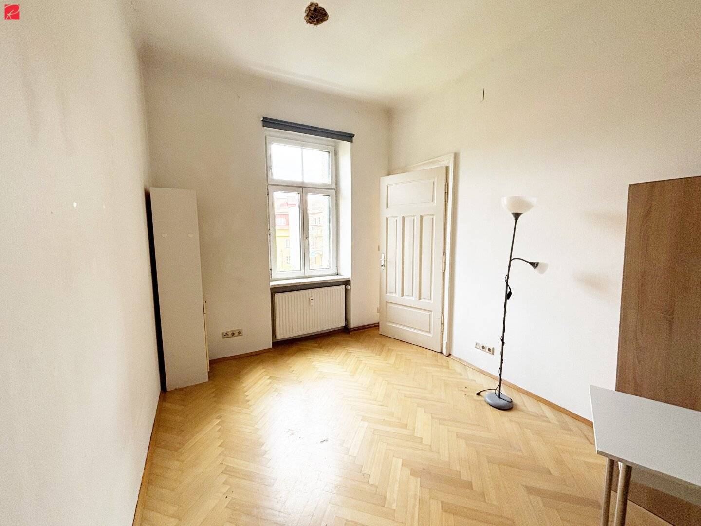 Bright and Quiet Old Building Residential Hit in Top Location