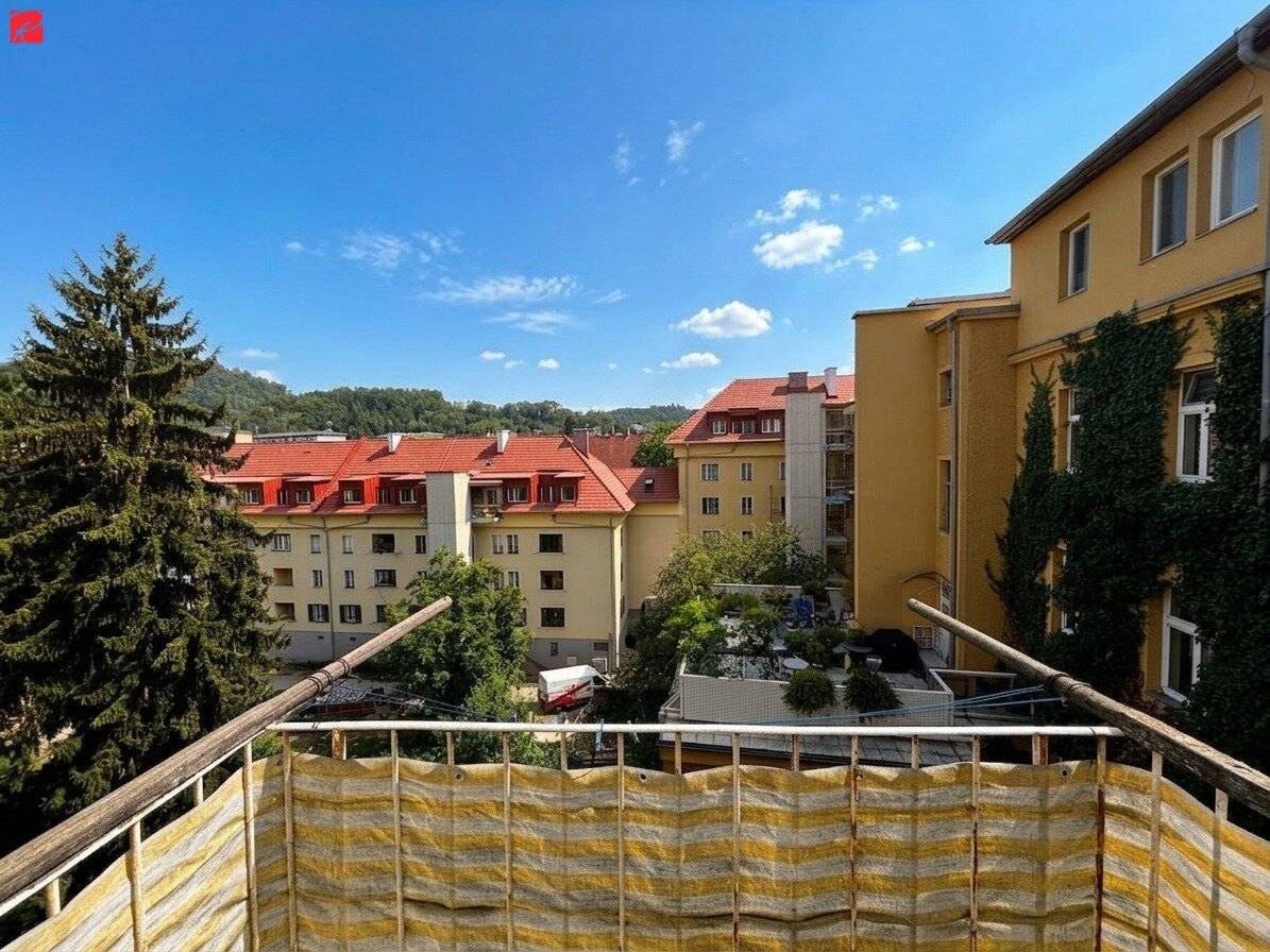 Bright and Quiet Old Building Residential Hit in Top Location