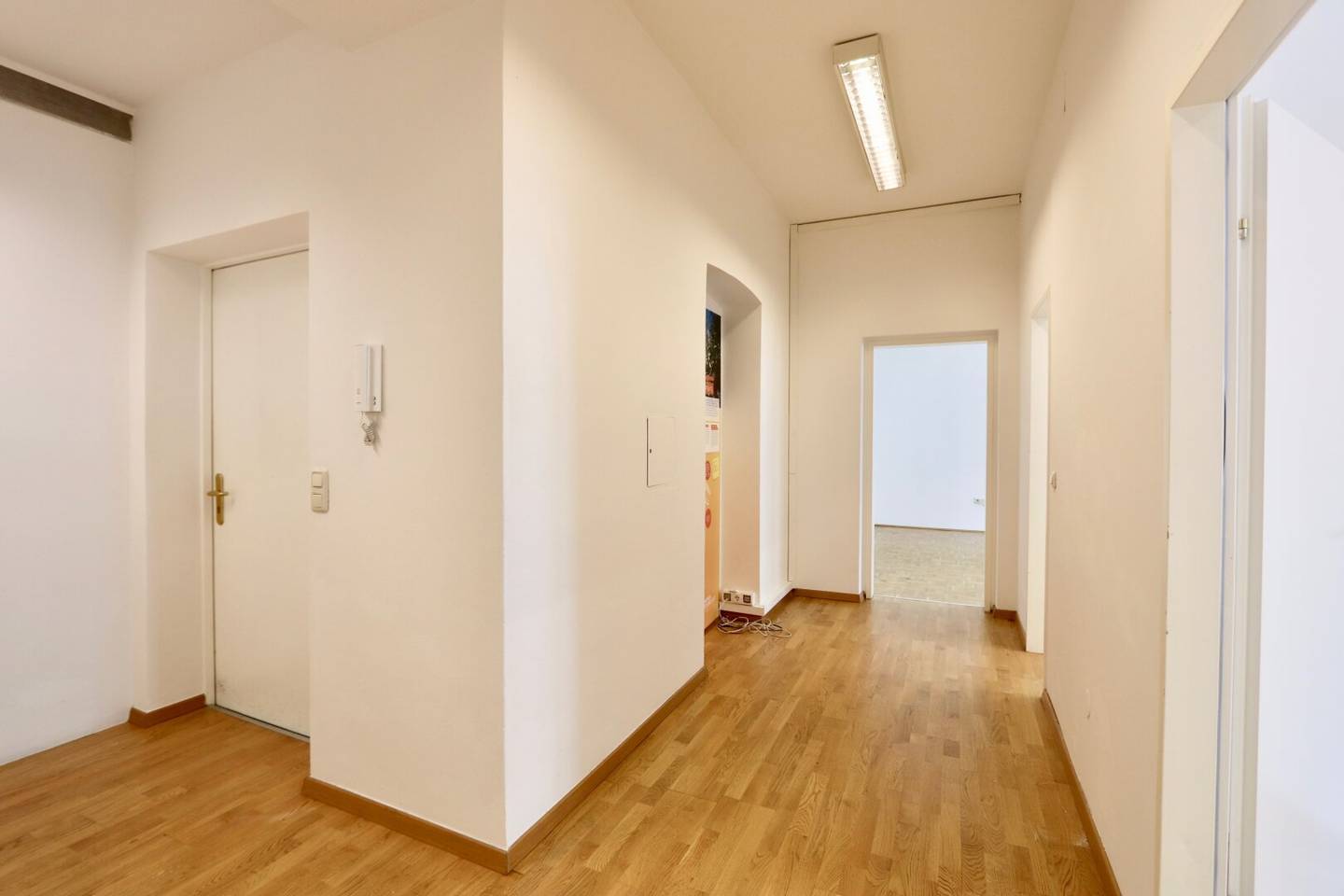 Great view over Mariahilfer Straße! Bright office with very good layout on the 3rd floor with elevator