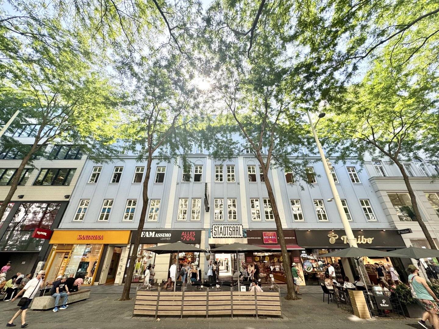 Great view over Mariahilfer Straße! Bright office with very good layout on the 3rd floor with elevator
