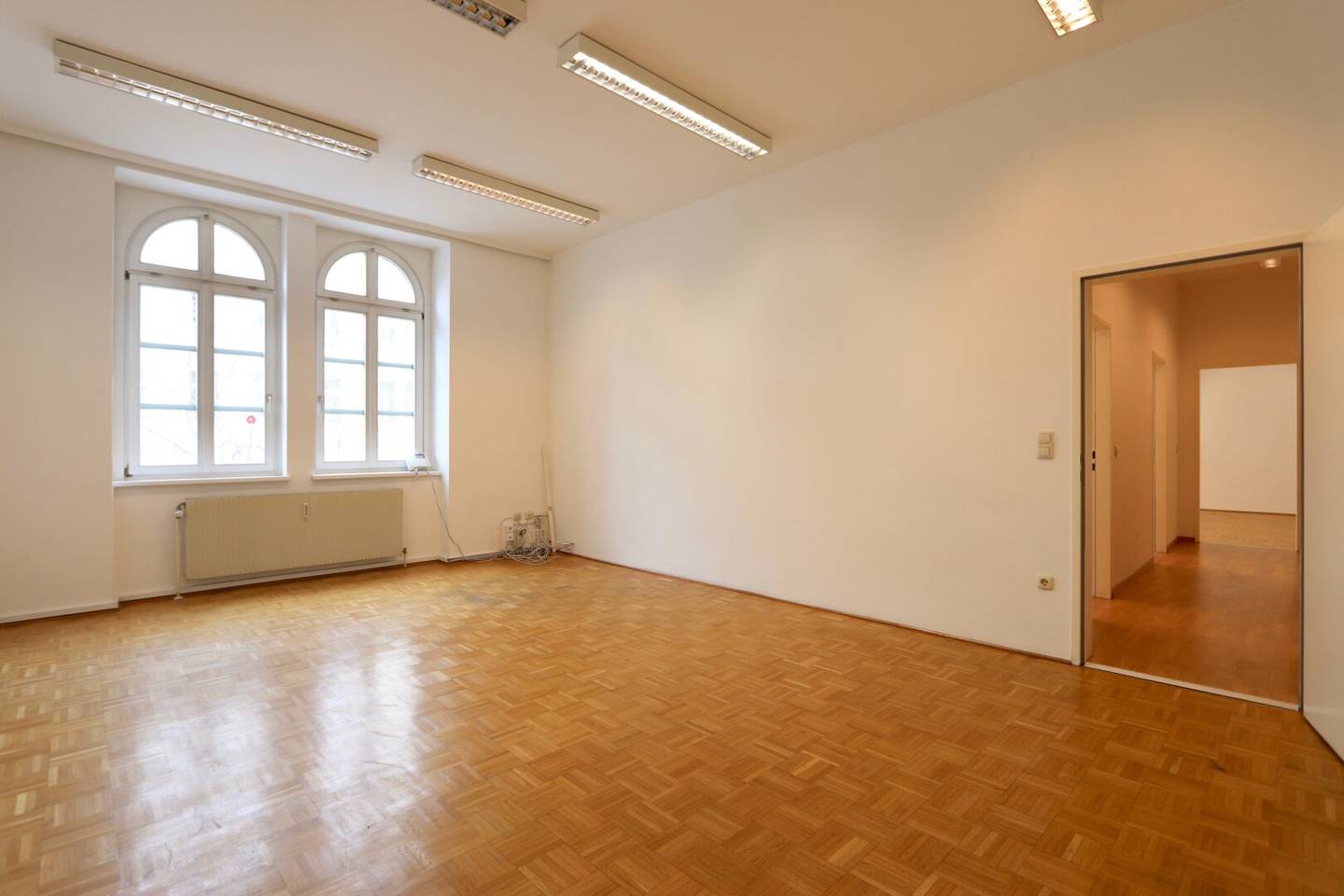 Great view over Mariahilfer Straße! Bright office with very good layout on the 3rd floor with elevator