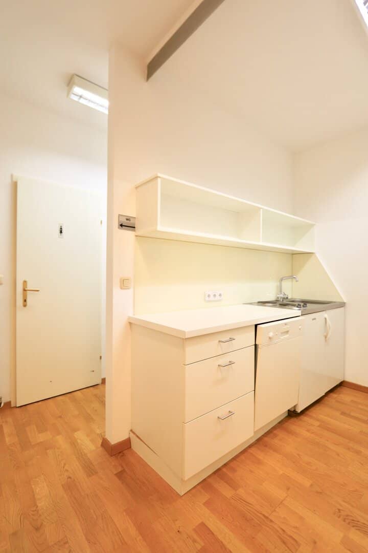 Great view over Mariahilfer Straße! Bright office with very good layout on the 3rd floor with elevator