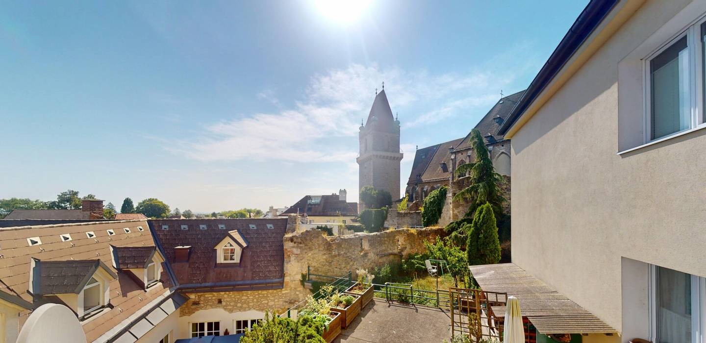3-room apartment in the center of Perchtoldsdorf | Balcony with view of Perchtoldsdorf Castle