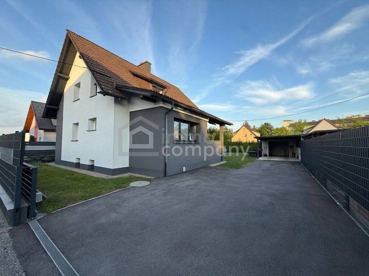 Modernized single family house with lots of space and privacy