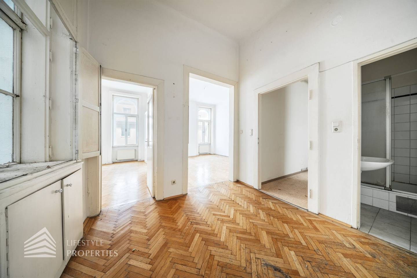 3-room apartment in need of renovation, near Westbahnhof, Vienna 6th district Mariahilf, 2nd floor with elevator