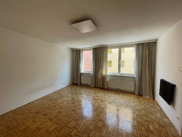 Well-maintained 2-room apartment near Schillerplatz