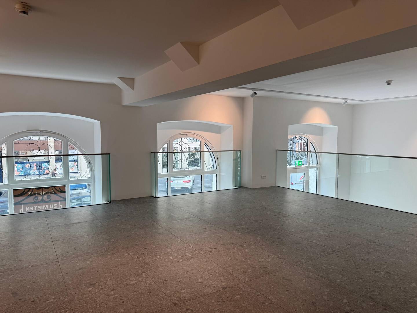 Loft apartment with gallery and impressive ceiling height in the textile quarter