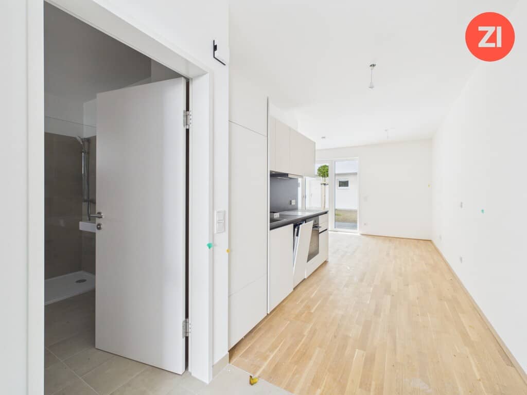 Bright ground floor apartment near campus with balcony