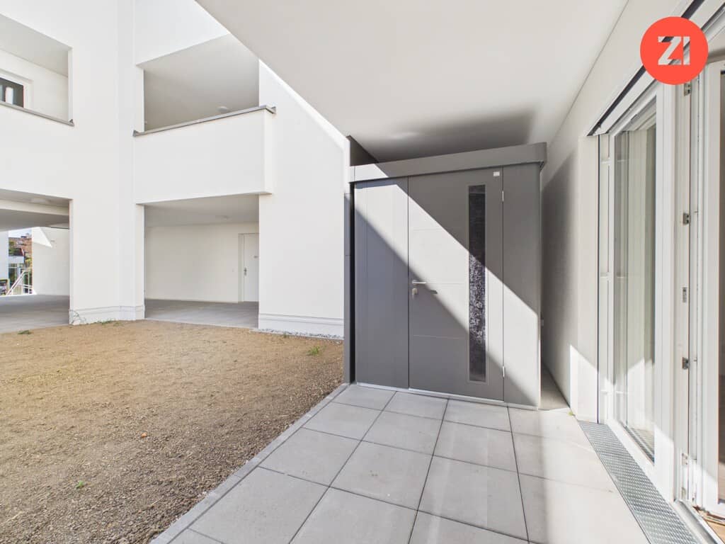 Bright ground floor apartment near campus with balcony