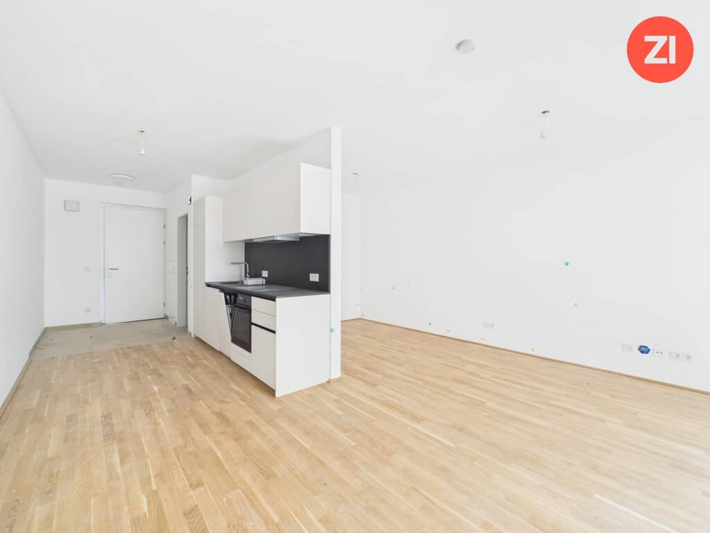 Bright ground floor apartment near campus with balcony