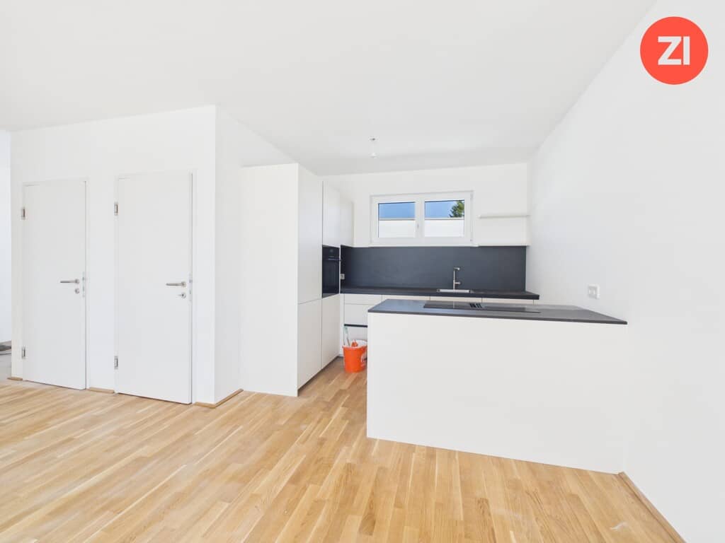 Bright apartment with balcony and modern fitted kitchen