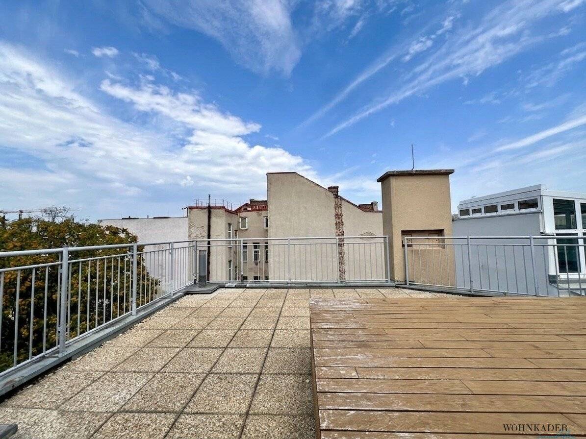 Exclusive maisonette with roof terrace, light-filled, walk-in wardrobe, home office, parking spaces
