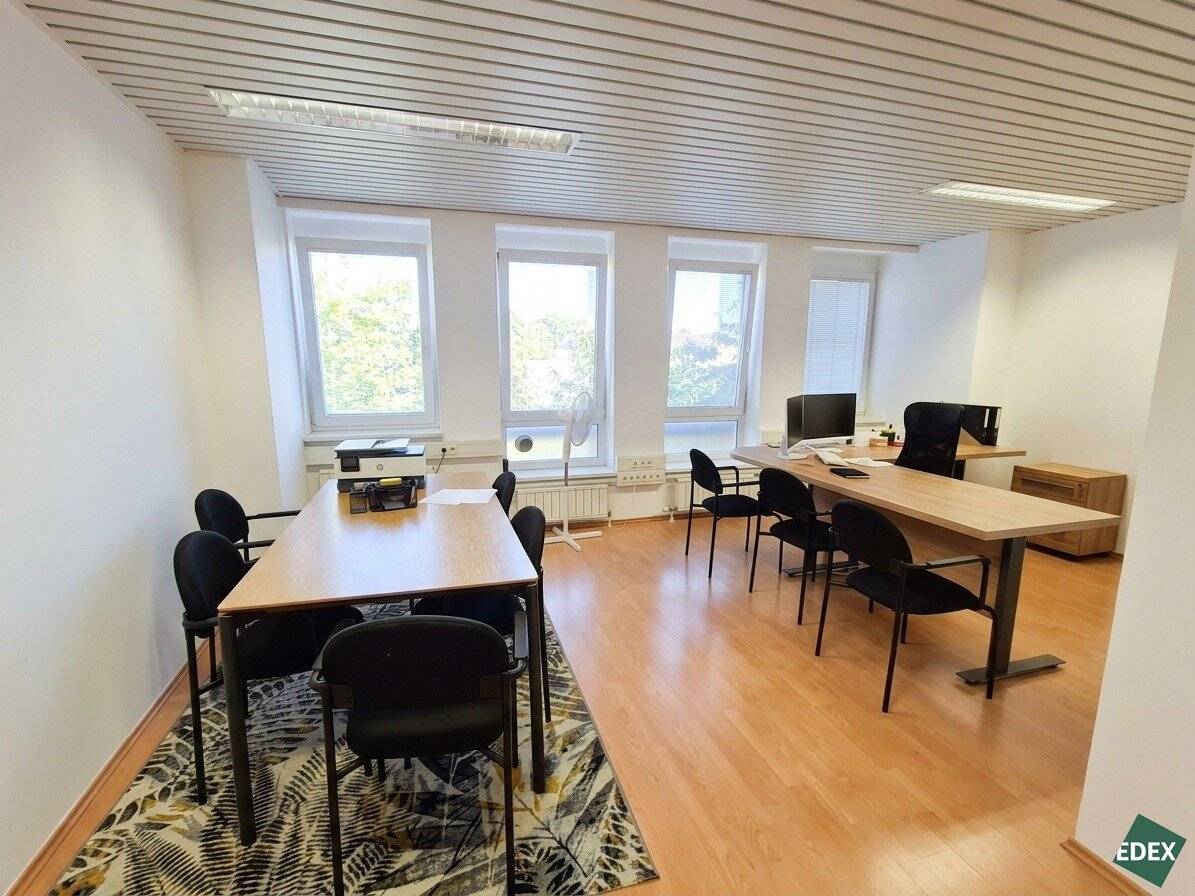 Attractive office space with plenty of daylight and its own tea kitchen, ideal for sole proprietors and founders