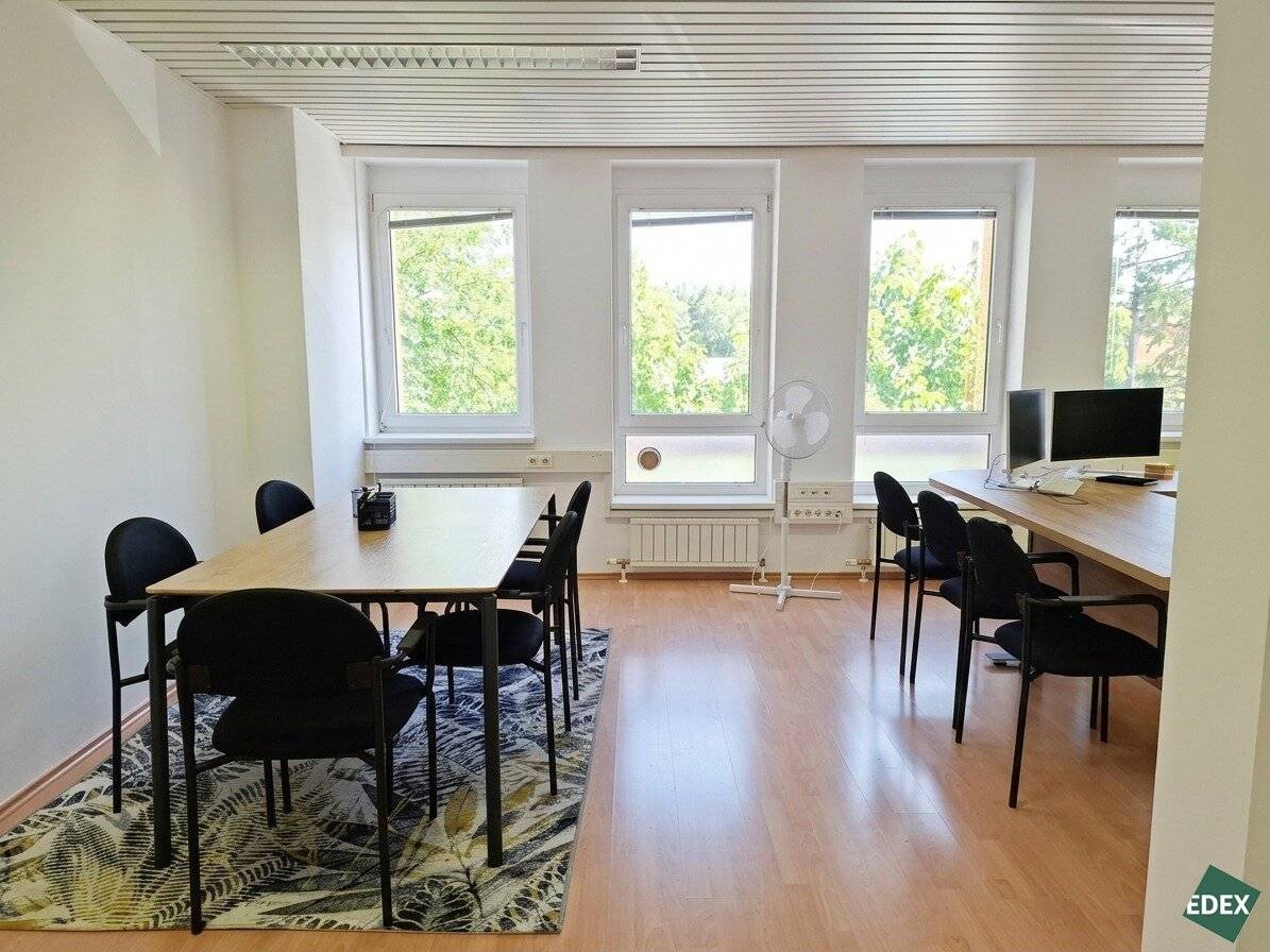 Attractive office space with plenty of daylight and its own tea kitchen, ideal for sole proprietors and founders