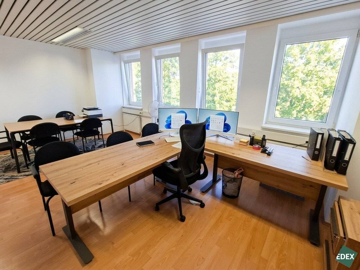 Attractive office space with plenty of daylight and its own tea kitchen, ideal for sole proprietors and founders