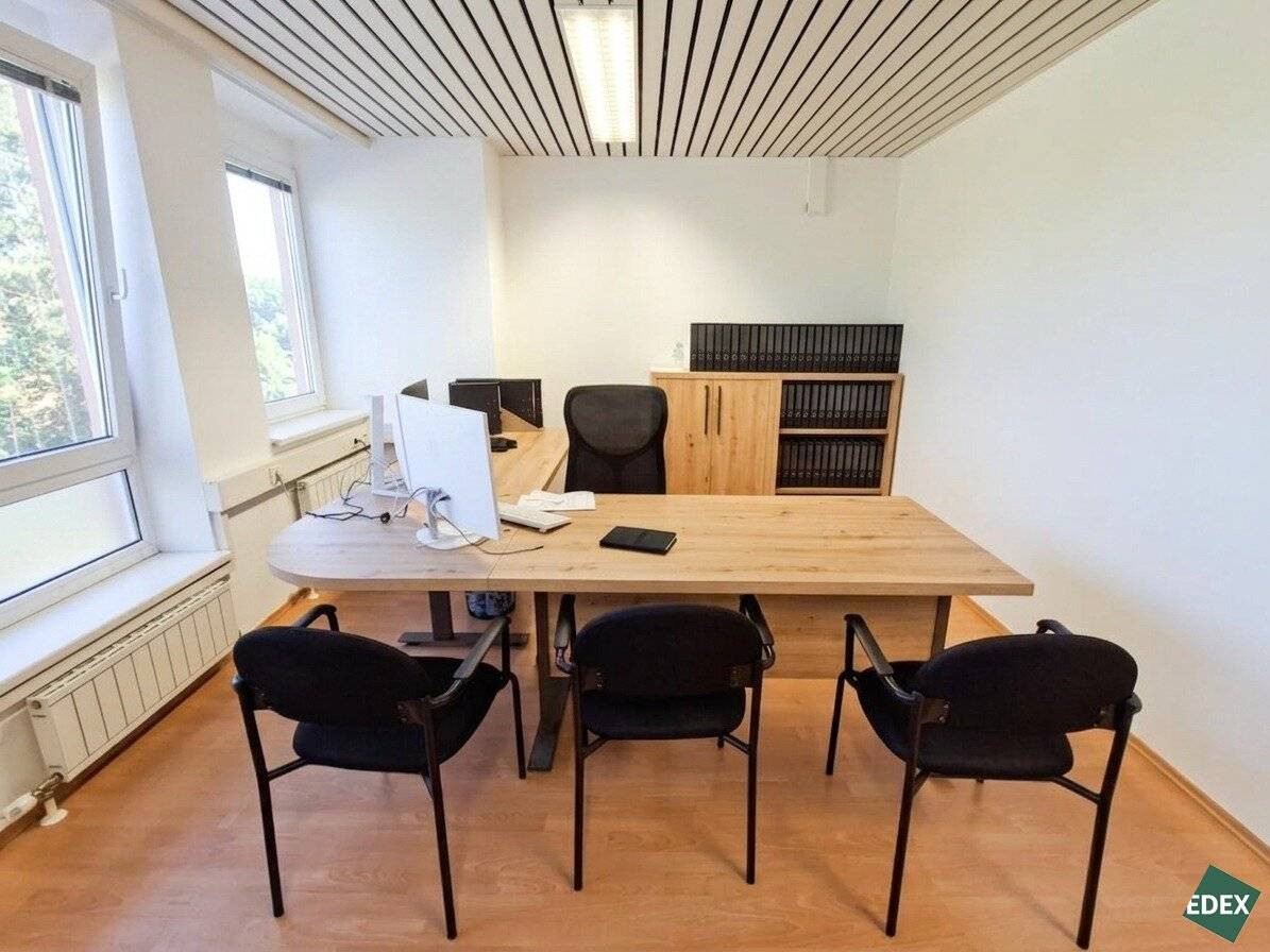 Attractive office space with plenty of daylight and its own tea kitchen, ideal for sole proprietors and founders