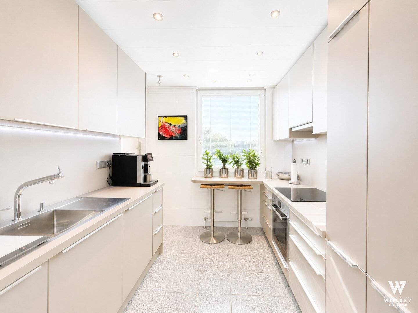 Exclusive penthouse apartment with private terrace in southeast orientation including lift &amp; garage space for rent