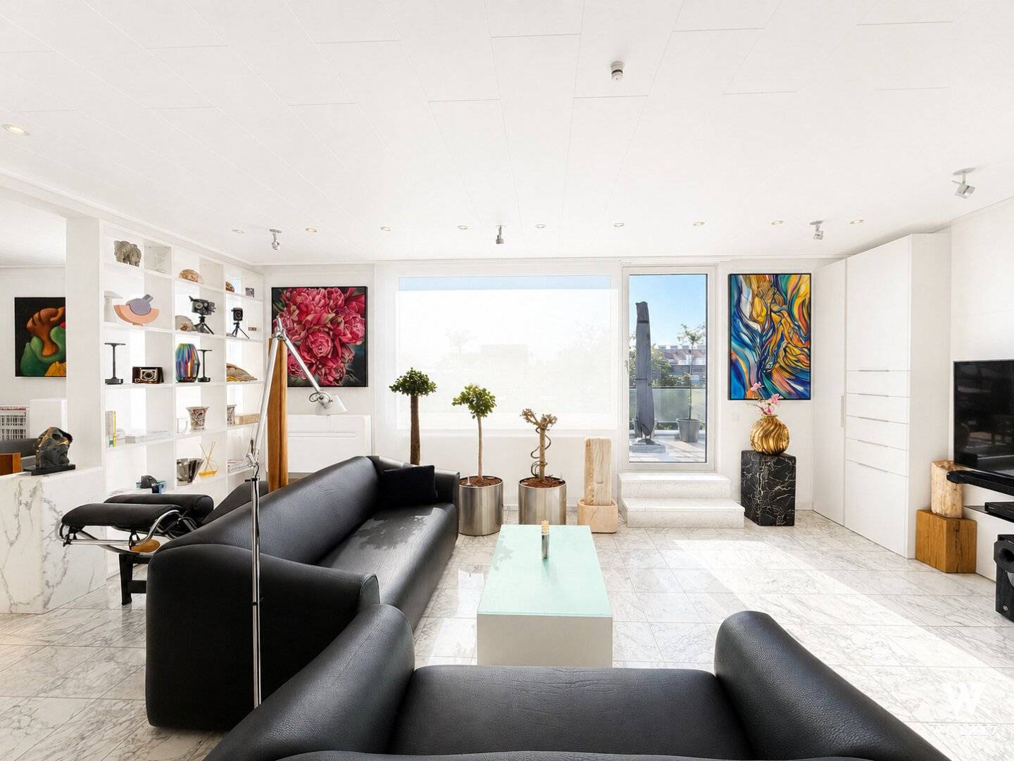Exclusive penthouse apartment with private terrace in southeast orientation including lift &amp; garage space for rent