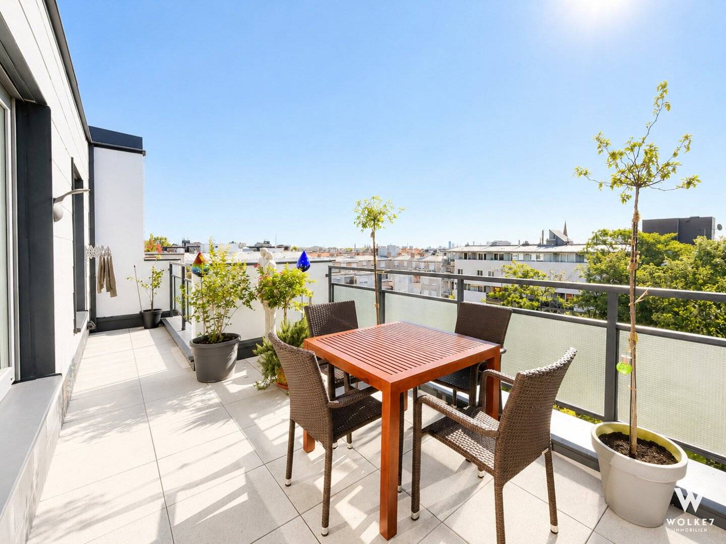 Exclusive penthouse apartment with private terrace in southeast orientation including lift &amp; garage space for rent