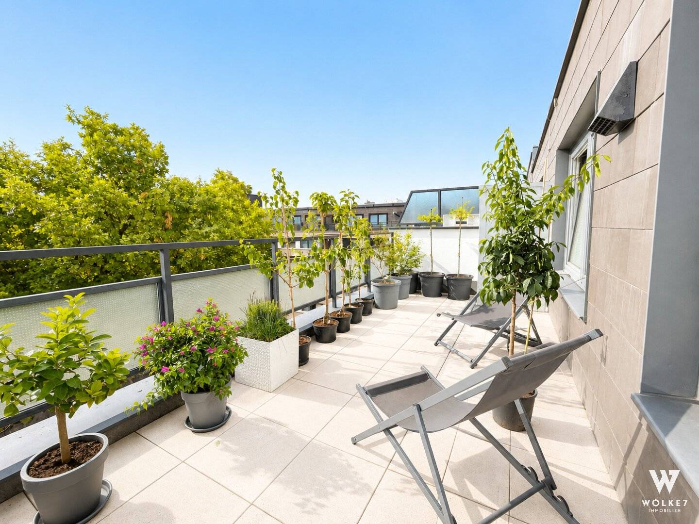 Exclusive penthouse apartment with private terrace in southeast orientation including lift &amp; garage space for rent