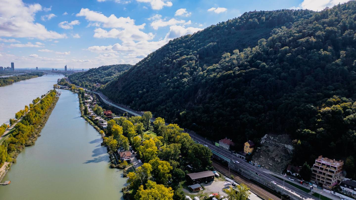 Building permit approved developer project with 17 residential units including outdoor areas, storage rooms, car garages in 1190 Vienna, view of the Danube