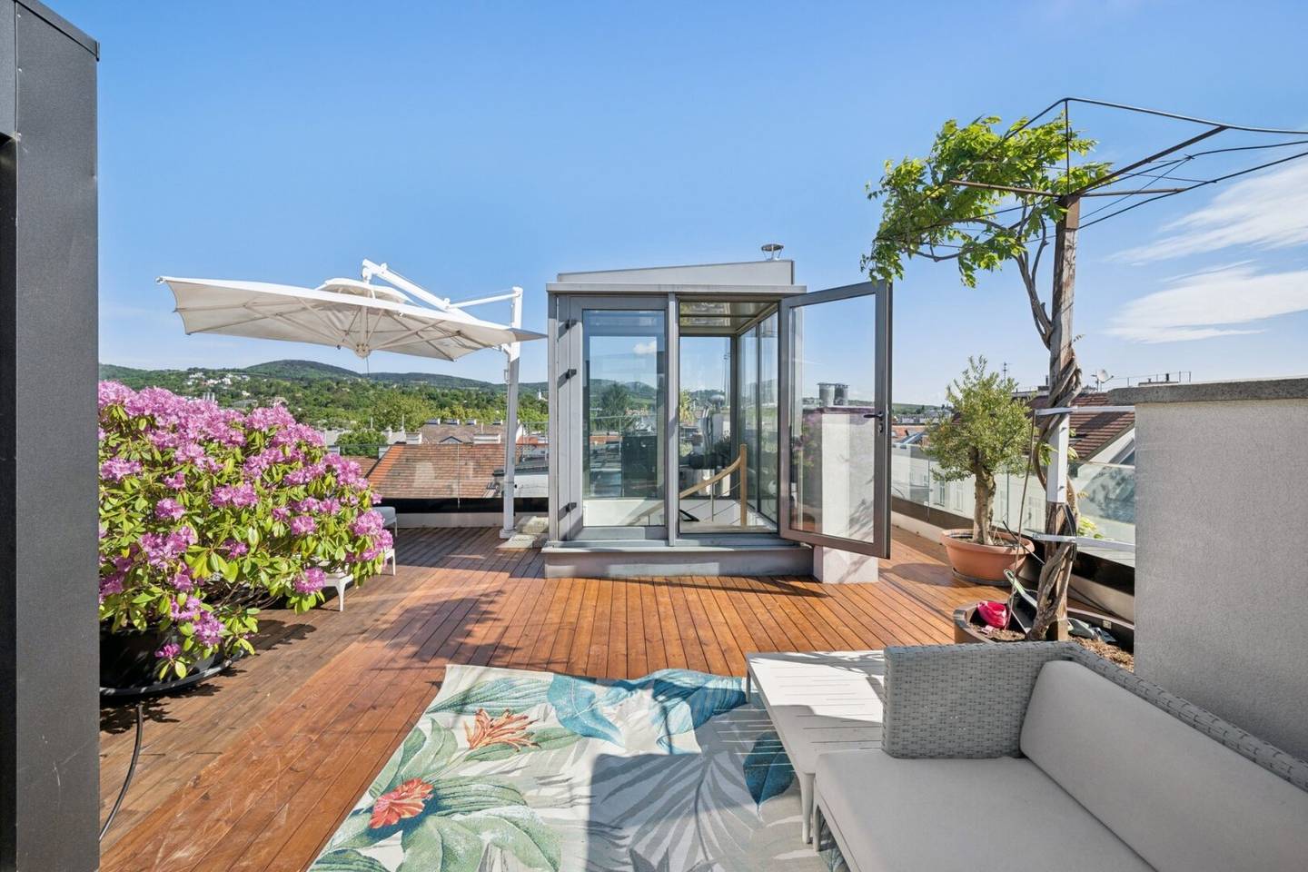 360°-Panoramablick: Exklusive Dachgeschossmaisonette mit großer Terrasse
