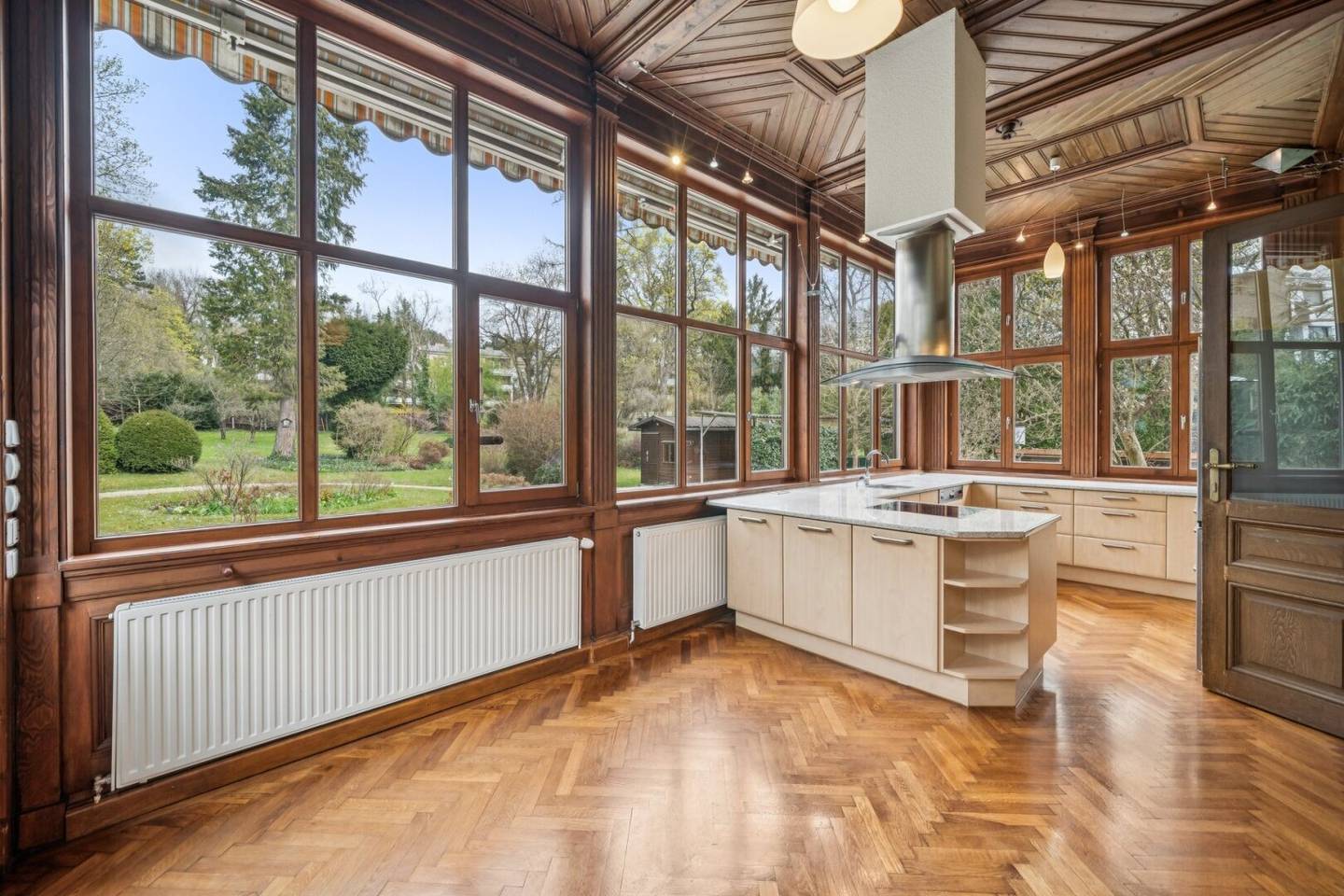 Representative period villa in Vienna-Hütteldorf: Spacious estate on park-like grounds