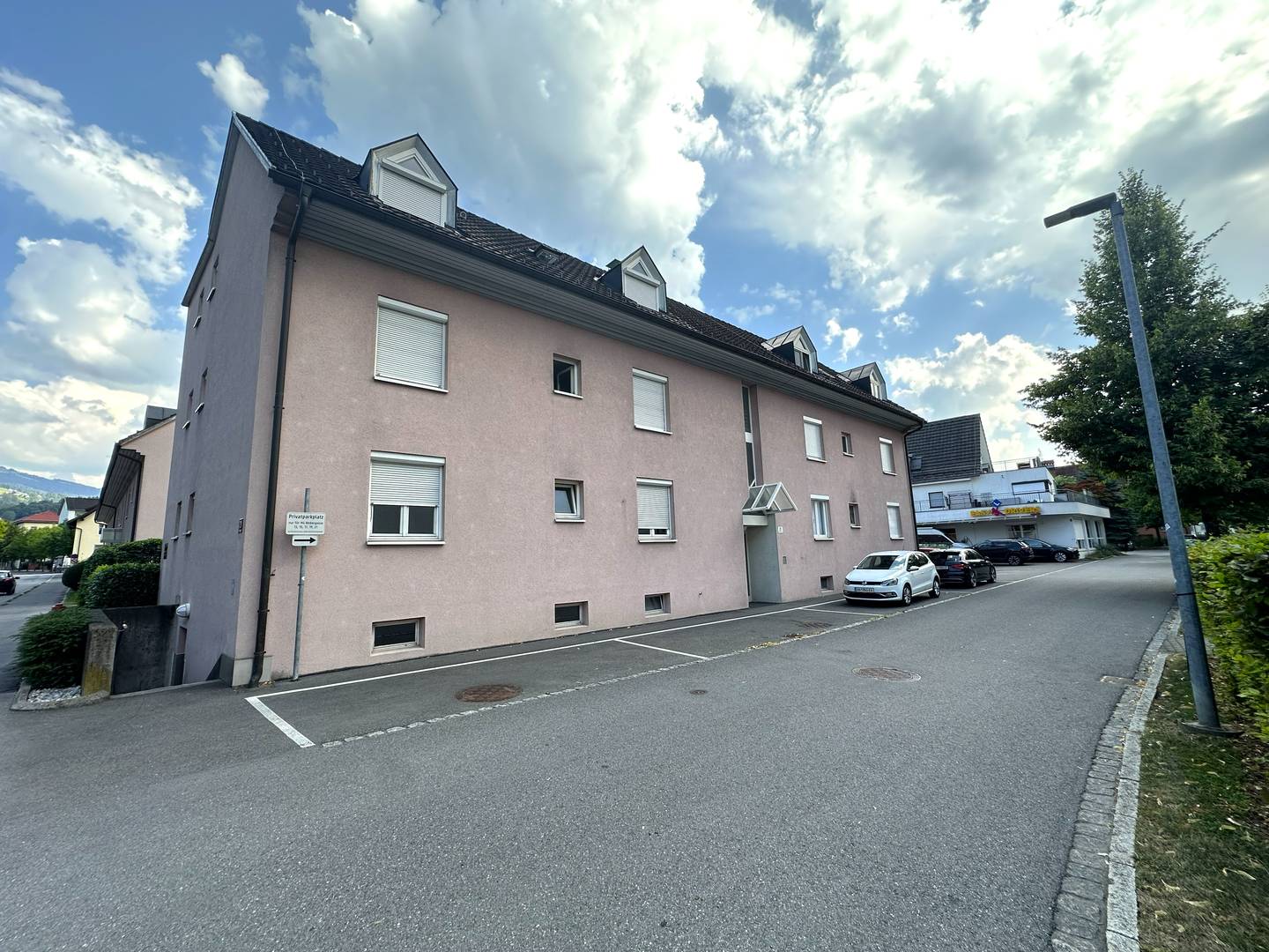 Bright Wohnung quiet and close to the city with underground parking