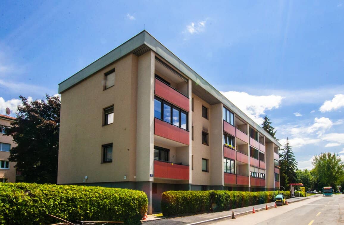 Two-room apartment with loggia near the lake and university