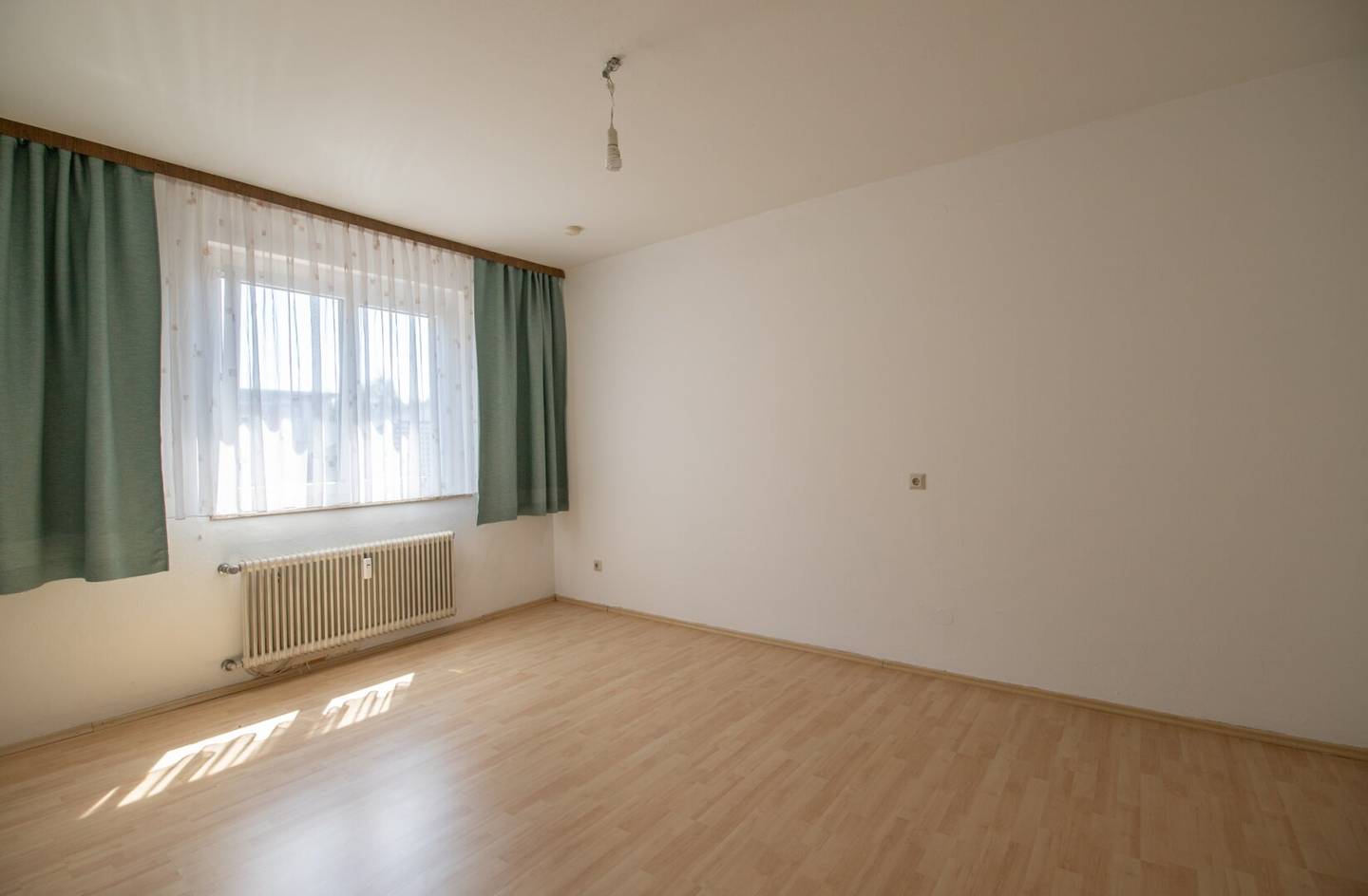 Two-room apartment with loggia near the lake and university