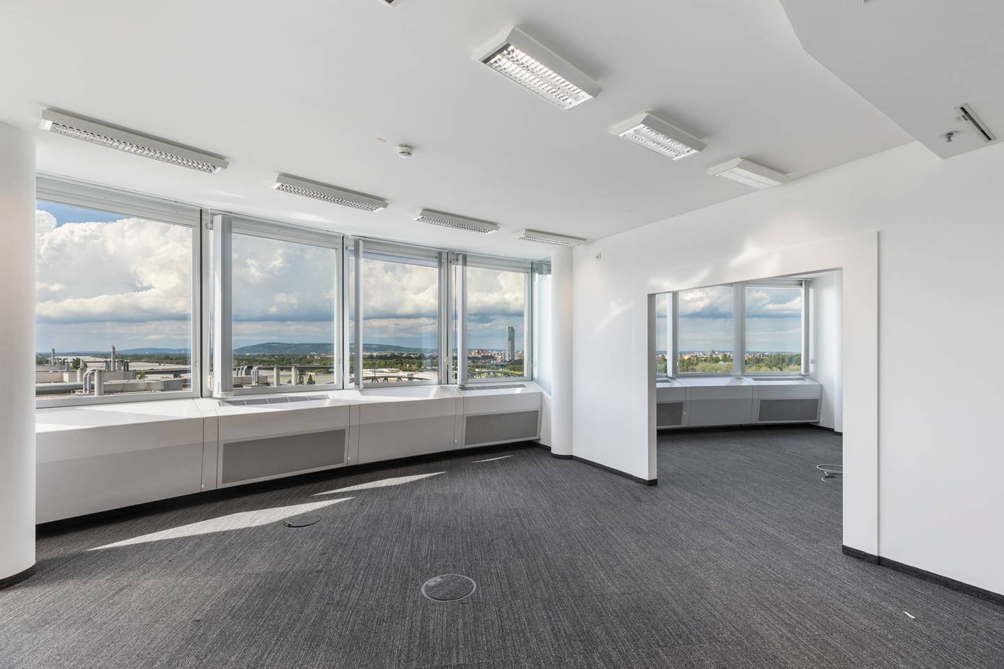 Lichtdurchflutete Wohnung im MILLENNIUM TOWER mit Weitblick