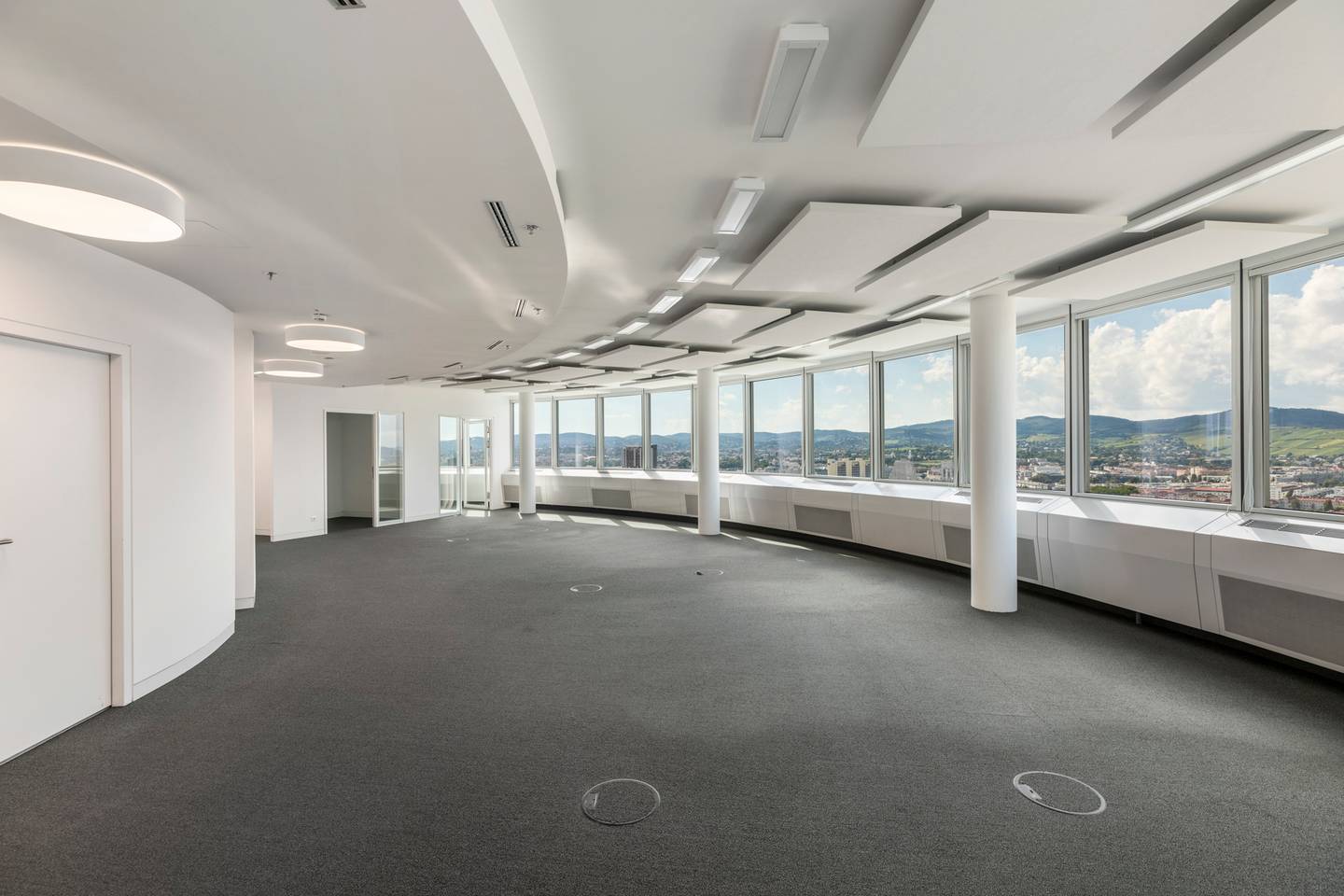 Lichtdurchflutete Wohnung im Millennium Tower mit Weitblick